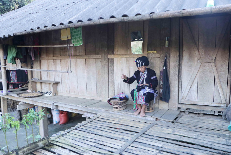 Bà Tao Thị Giọt, người dân tộc Lự ở bản Thẳm, xã Bản Honm, huyện Tam Đường, tỉnh Lai Châu, may vá bên nhà sàn. (Ảnh: Nguyễn Oanh/TTXVN)