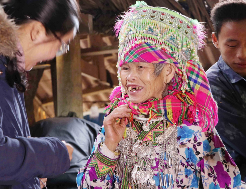 Phụ nữ Mông đi chợ phiên Sin Suối Hồ, ở xã biên giới Sin Suối Hồ. (Ảnh: Nguyễn Oanh/TTXVN)