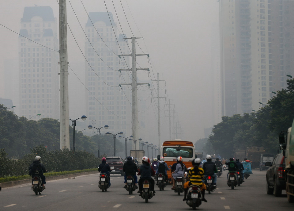 Khu vực Mễ Trì, Từ Liêm, chìm trong màn sương bụi mù mịt lúc 8 giờ 30 sáng 12/11. (Ảnh: Trọng Đạt/TTXVN)
