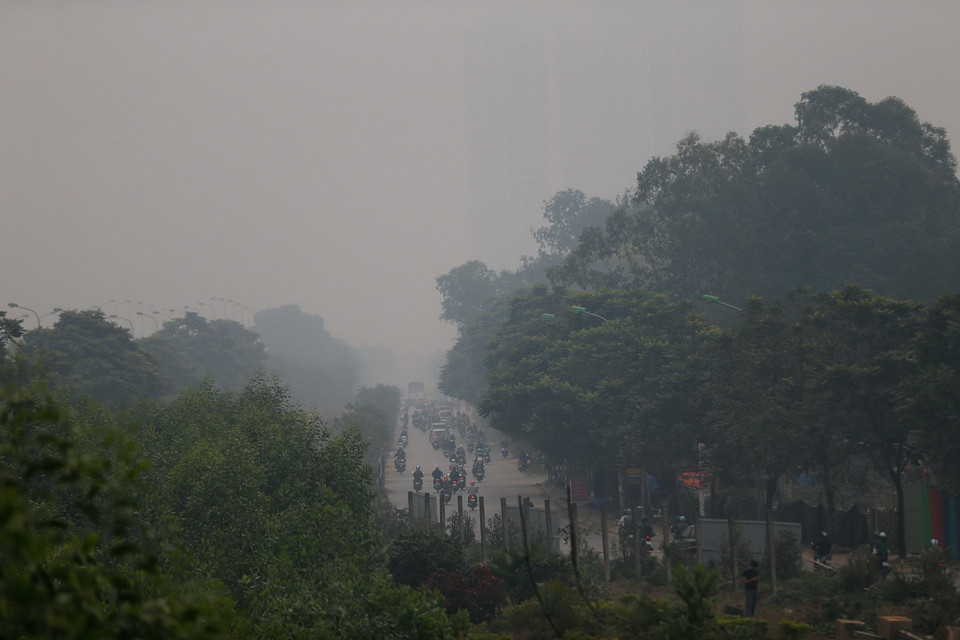 Khu vực Đại lộ Thăng Long chìm trong màn sương bụi mù mịt lúc 8 giờ 30 sáng 12/11. (Ảnh: Trọng Đạt/TTXVN)