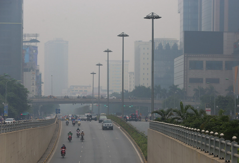 Khu vực Đường Trần Duy Hưng chìm trong màn sương bụi mù mịt lúc 8 giờ 30 sáng 12/11. (Ảnh: Trọng Đạt/TTXVN)