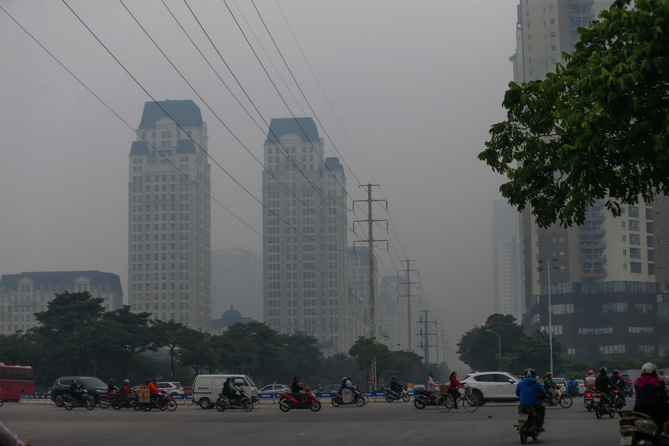 Khu vực Mễ Trì, Từ Liêm, chìm trong màn sương bụi mù mịt lúc 8 giờ 30 sáng 12/11. (Ảnh: Trọng Đạt/TTXVN)