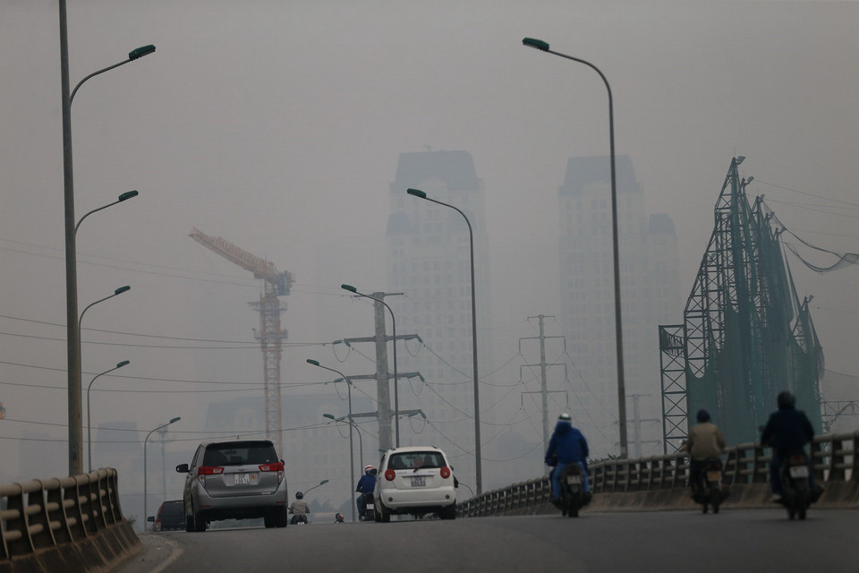 Khu vực Đại lộ Thăng Long chìm trong màn sương bụi mù mịt lúc 8 giờ 30 sáng 12/11. (Ảnh: Trọng Đạt/TTXVN)