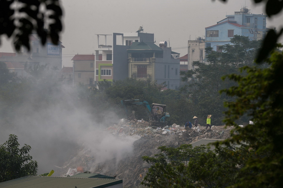 Đốt rác thải ngay trên khu vực gần Thiên đường Bảo Sơn, Đại lộ Thăng Long lúc 8 giờ 25 sáng 12/11. (Ảnh: Trọng Đạt/TTXVN)