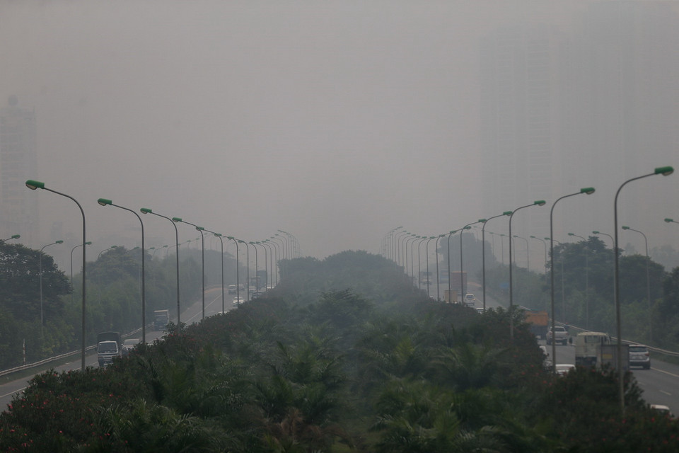 Khu vực Đại lộ Thăng Long chìm trong màn sương bụi mù mịt lúc 8 giờ 30 sáng 12/11. (Ảnh: Trọng Đạt/TTXVN)