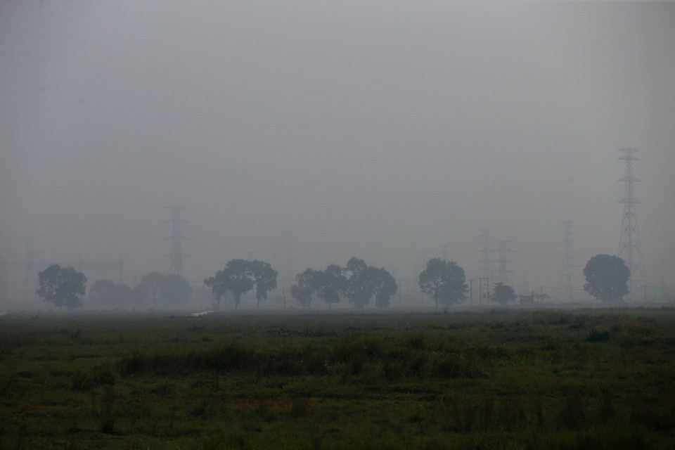 Ô nhiễm không khí bao phủ khu vực thị trấn Quốc Oai. Ảnh chụp lúc 8 giờ 10 sáng 12/11. (Ảnh: Trọng Đạt/TTXVN)