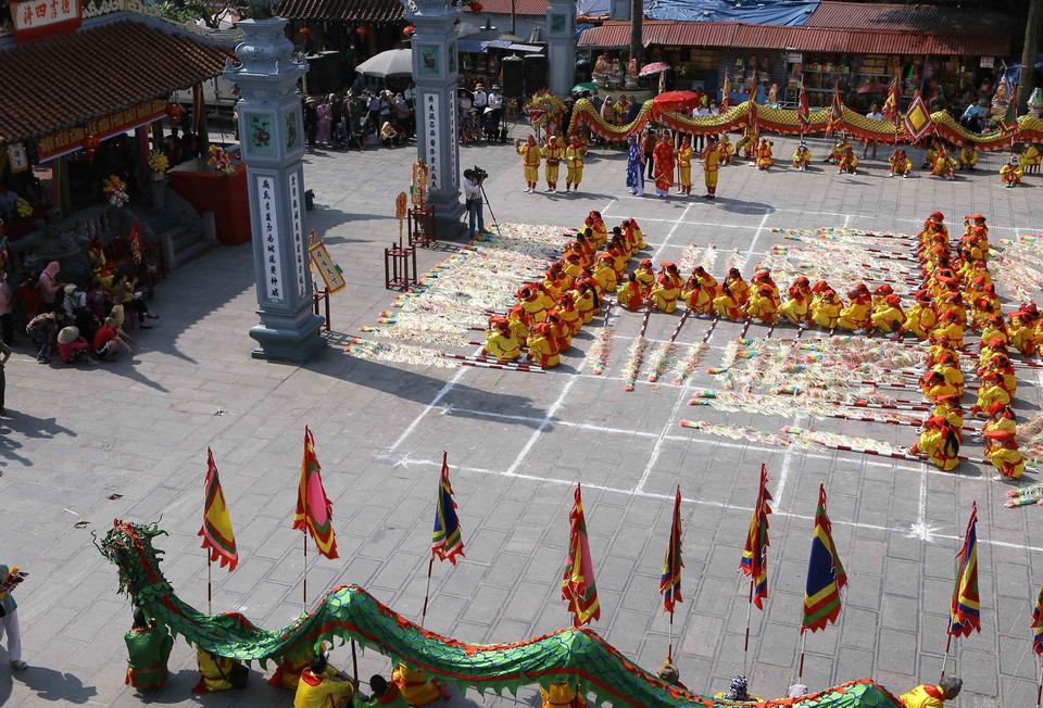  Hội kéo chữ là một nét đẹp trong Lễ hội Phủ Dầy phản ánh phong tục tập quán, thể hiện sự đoàn kết mọi tầng lớp nhân dân, đồng thời giáo dục con cháu truyền thống hiếu thuận, uống nước nhớ nguồn. (Ảnh: Công Luật/TTXVN)