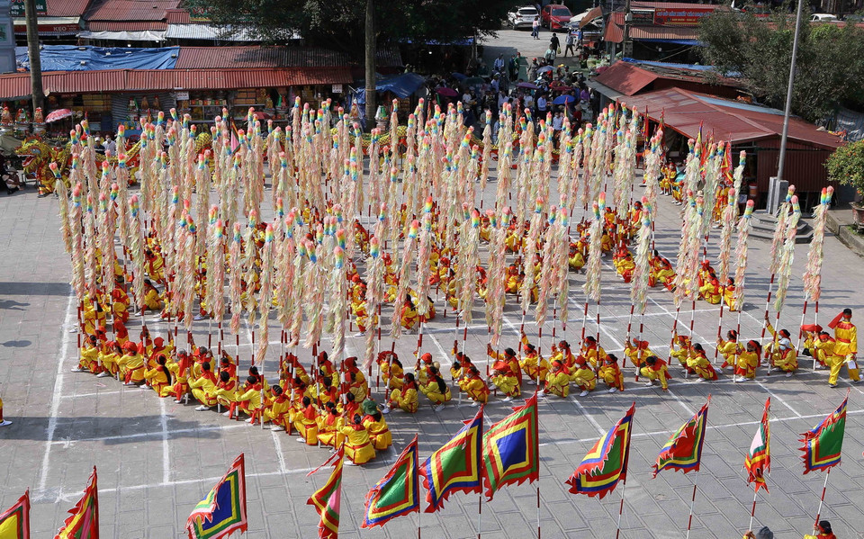  Các thanh niên nam nữ tiến hành xếp chữ trong Lễ hội Phủ Dầy. (Ảnh: Công Luật/TTXVN)