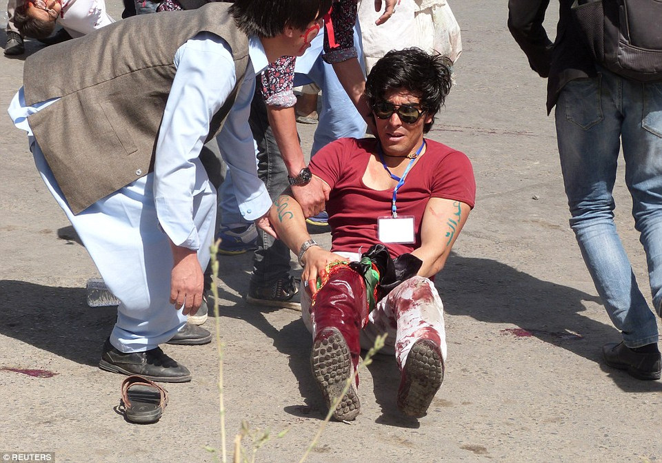 Hàng trăm người đã bị thương vong sau khi 2 kẻ đánh bom liều chết kích nổ chiếc áo gắn bom của chúng. (Nguồn: Daily Mail)