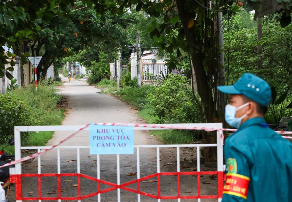 Các chốt kiểm soát đường liên thôn ở Lệ Sơn Nam được thành lập với lực lượng túc trực phong tỏa để ngăn ngừa nguy cơ lây lan dịch. (Ảnh: Trần Lê Lâm/TTXVN)