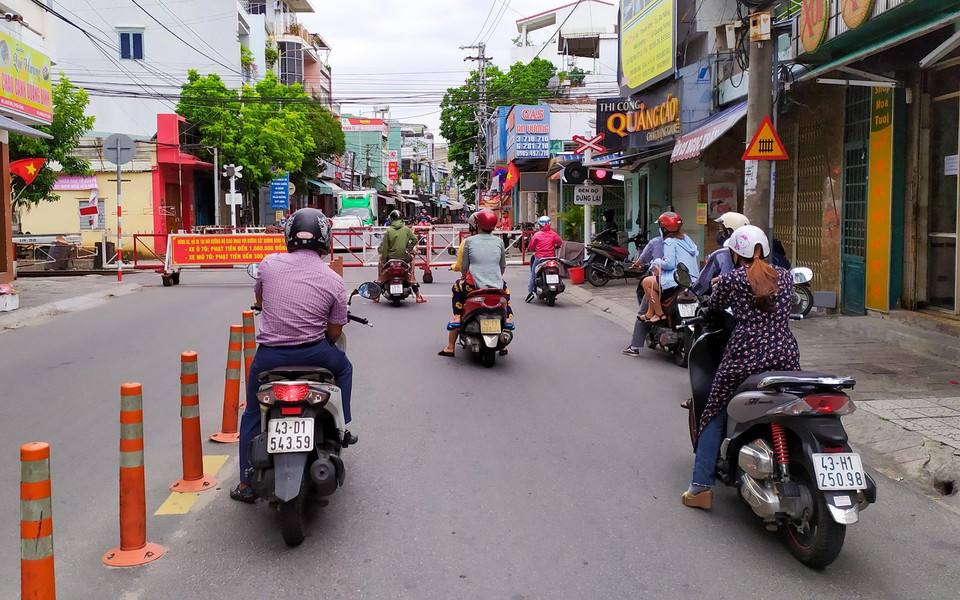 Người dân Đà Nẵng tuân thủ cách ly xã hội dừng xe giãn cách khi tham gia giao thông. (Ảnh: Trần Lê Lâm/TTXVN)