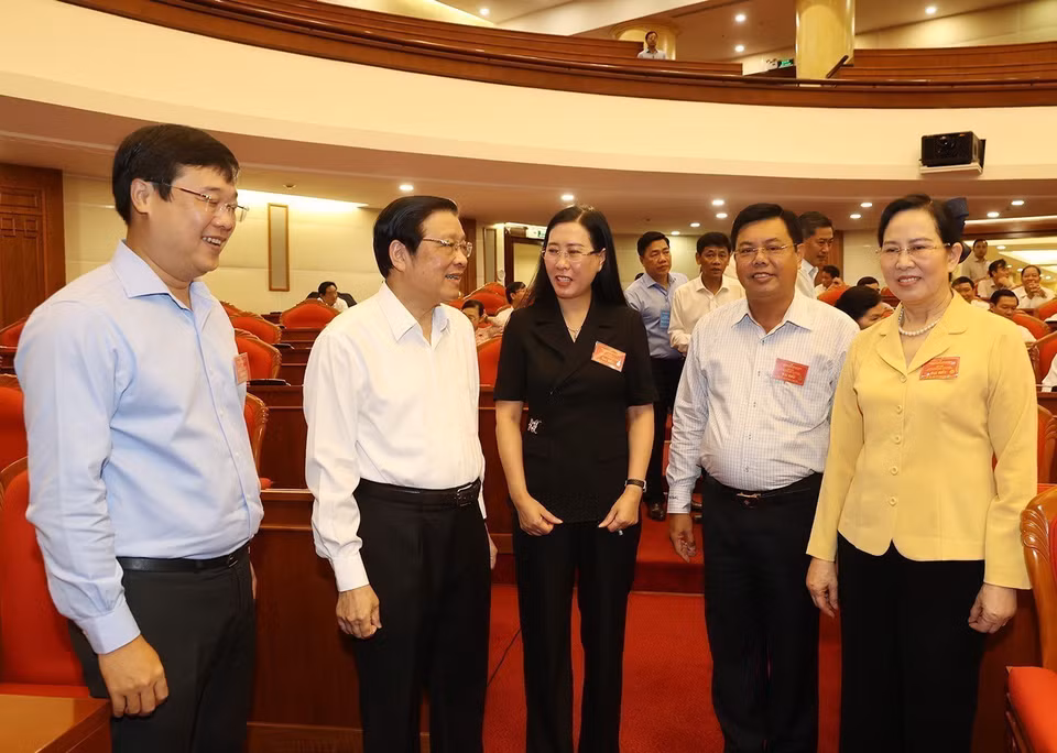Ông Phan Đình Trạc, Ủy viên Bộ Chính trị, Bí thư Trung ương Đảng, Trưởng Ban Nội chính Trung ương, Phó Trưởng ban Thường trực Ban Chỉ đạo Trung ương về phòng, chống tham nhũng, tiêu cực với các đại biểu dự hội nghị. (Ảnh: Trí Dũng/TTXVN)