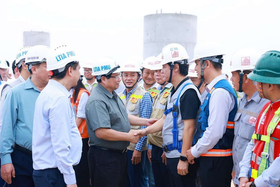 Thủ tướng Phạm Minh Chính thăm, động viên các đơn vị thi công Dự án Cảng hàng không quốc tế Long Thành. (Ảnh: Dương Giang/TTXVN)