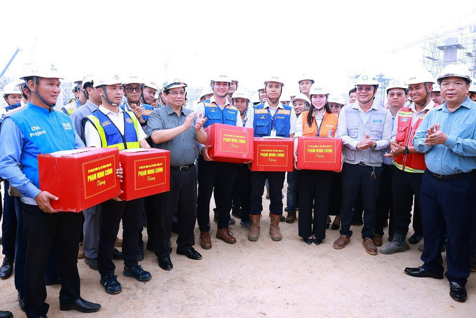 Thủ tướng Phạm Minh Chính tặng quà cho các đơn vị thi công Dự án Cảng hàng không quốc tế Long Thành. (Ảnh: Dương Giang/TTXVN)