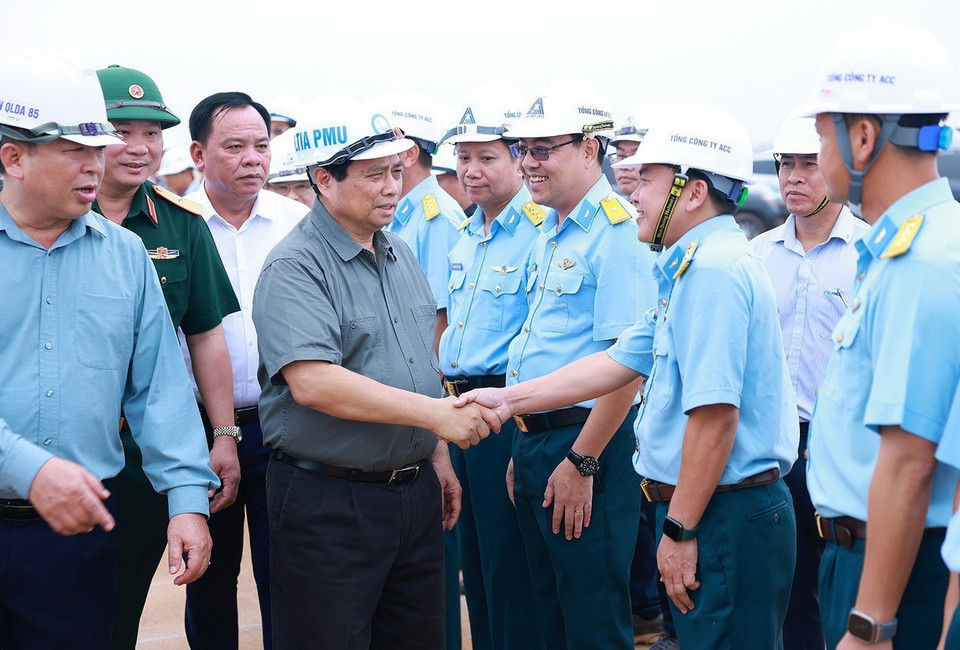 Thủ tướng Phạm Minh Chính thăm, động viên các đơn vị thi công Dự án Cảng hàng không quốc tế Long Thành. (Ảnh: Dương Giang/TTXVN)