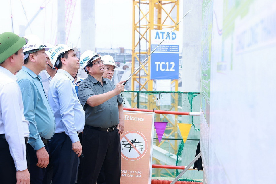 Thủ tướng Phạm Minh Chính kiểm tra tiến độ thi công Dự án Cảng hàng không quốc tế Long Thành. (Ảnh: Dương Giang/TTXVN)