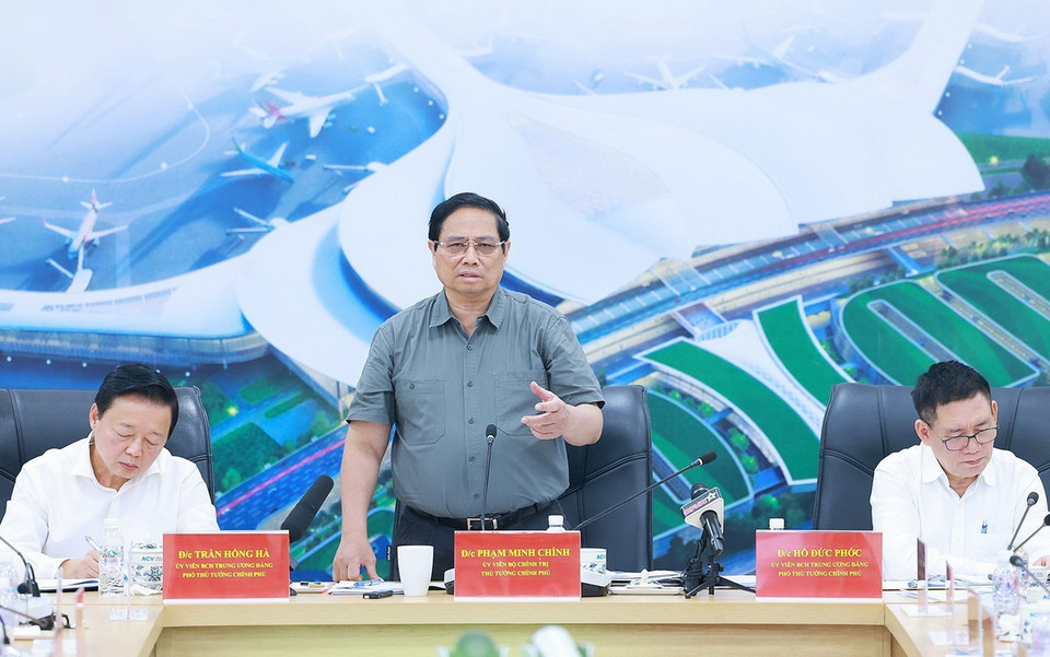 Thủ tướng Phạm Minh Chính làm việc với chủ đầu tư, nhà thầu và các đơn vị liên quan về tháo gỡ khó khăn, đầy nhanh tiến độ xây dựng sân bay Long Thành. (Ảnh: Dương Giang/TTXVN)