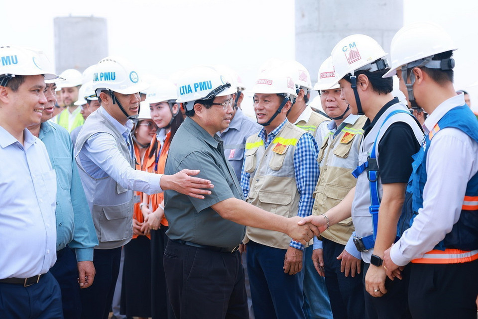 Thủ tướng Phạm Minh Chính thăm, động viên các đơn vị thi công Dự án Cảng hàng không quốc tế Long Thành. (Ảnh: Dương Giang/TTXVN)