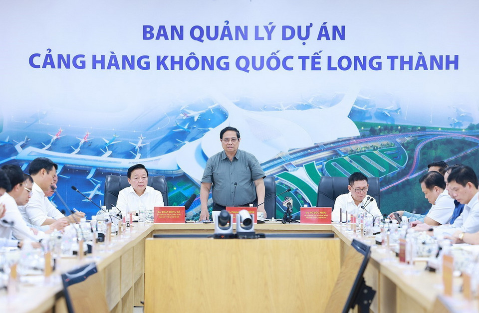 Thủ tướng Phạm Minh Chính làm việc với chủ đầu tư, nhà thầu và các đơn vị liên quan về tháo gỡ khó khăn, đầy nhanh tiến độ xây dựng sân bay Long Thành. (Ảnh: Dương Giang/TTXVN)