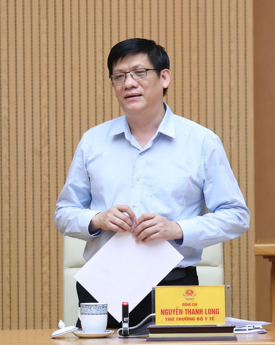 Thứ trưởng Bộ Y tế Nguyễn Thanh Long, Phó Trưởng Ban Chỉ đạo Quốc gia phòng, chống dịch COVID-19, phát biểu. (Ảnh: Thống Nhất/TTXVN)