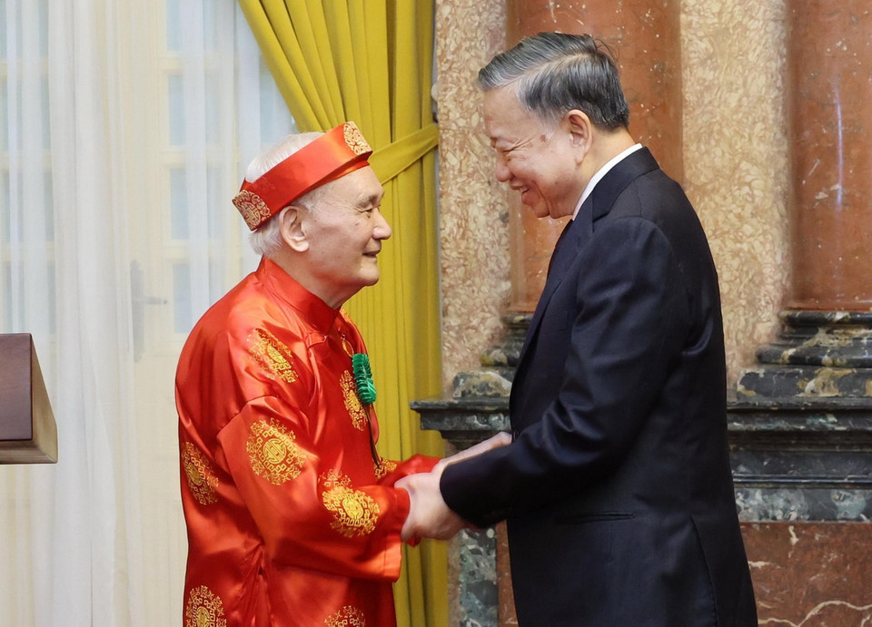 Chủ tịch nước Tô Lâm với cụ Nguyễn Tụ, 96 tuổi, 70 năm tuổi Đảng, nguyên Phó Giám đốc Học viện Quân y, trú tại phường Nam Đồng, Quận Đống Đa, Hà Nội. (Ảnh: Nhan Sáng/TTXVN)