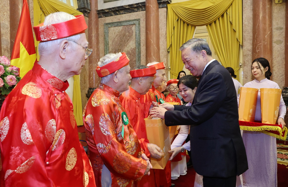 Chủ tịch nước Tô Lâm tặng quà cho các đại biểu. (Ảnh: Nhan Sáng/TTXVN)