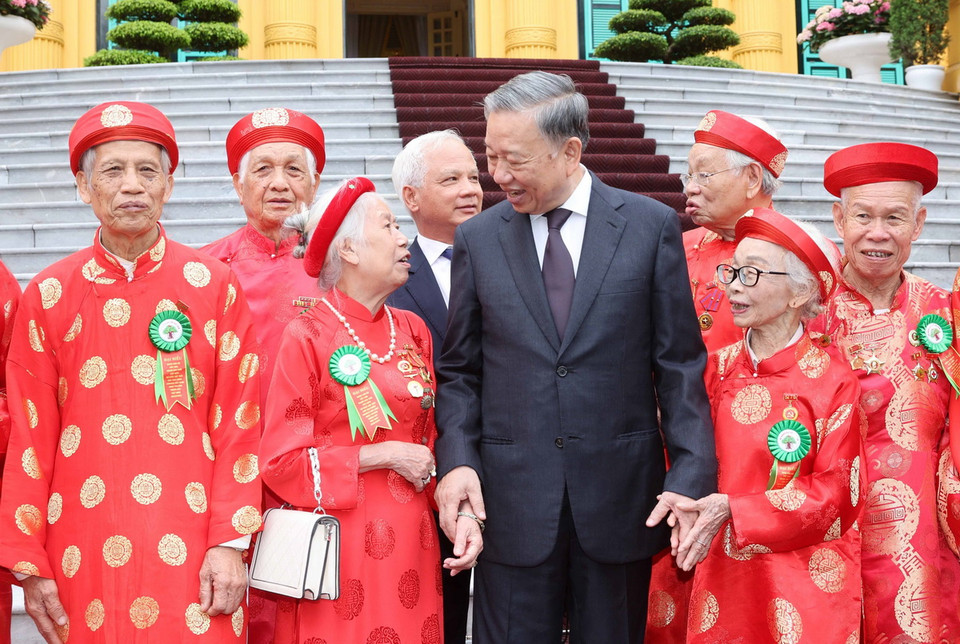Chủ tịch nước Tô Lâm với người cao tuổi tiêu biểu. (Ảnh: Nhan Sáng/TTXVN)