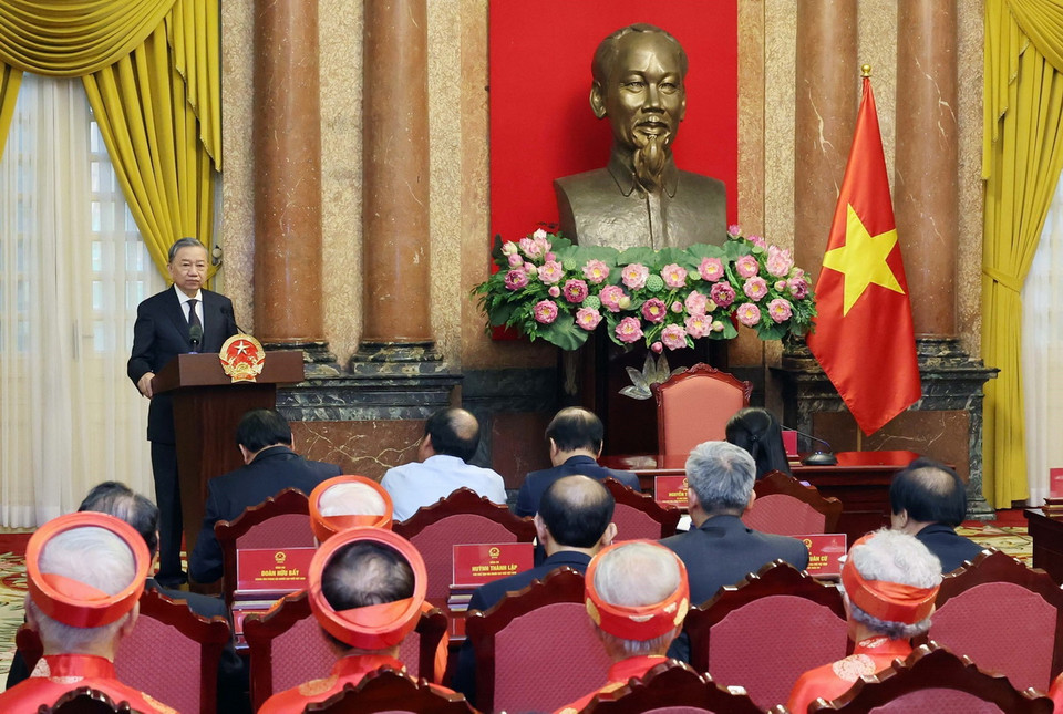 Chủ tịch nước Tô Lâm phát biểu động viên và chúc mừng người cao tuổi Việt Nam. (Ảnh: Nhan Sáng/TTXVN)