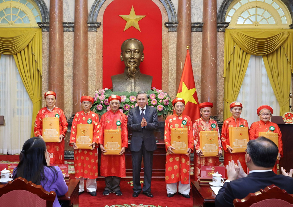 Chủ tịch nước Tô Lâm chụp ảnh cùng các đại biểu. (Ảnh: Nhan Sáng/TTXVN)