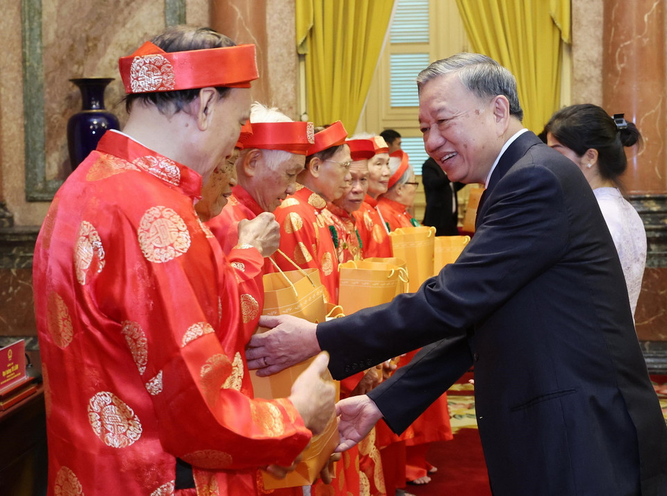 Chủ tịch nước Tô Lâm tặng quà cho các đại biểu. (Ảnh: Nhan Sáng/TTXVN)