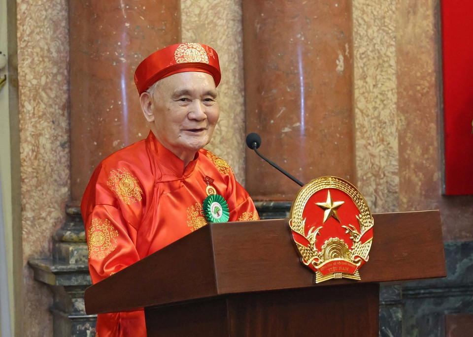 Cụ Nguyễn Tụ, 96 tuổi, đại diện người cao tuổi tiêu biểu phát biểu. (Ảnh: Nhan Sáng/TTXVN)