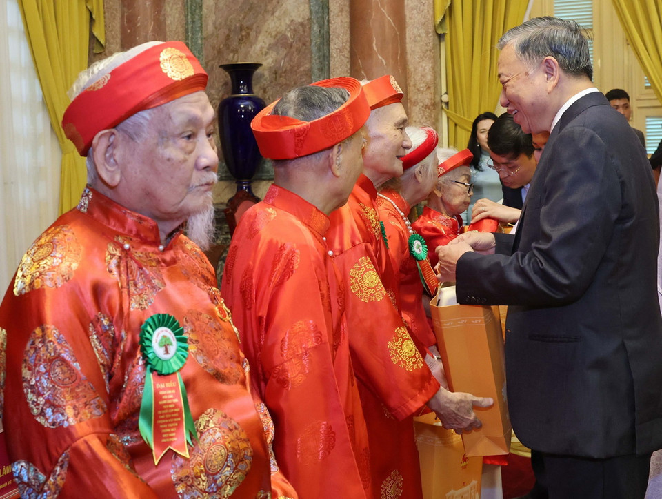 Chủ tịch nước Tô Lâm tặng quà cho các đại biểu. (Ảnh: Nhan Sáng/TTXVN)