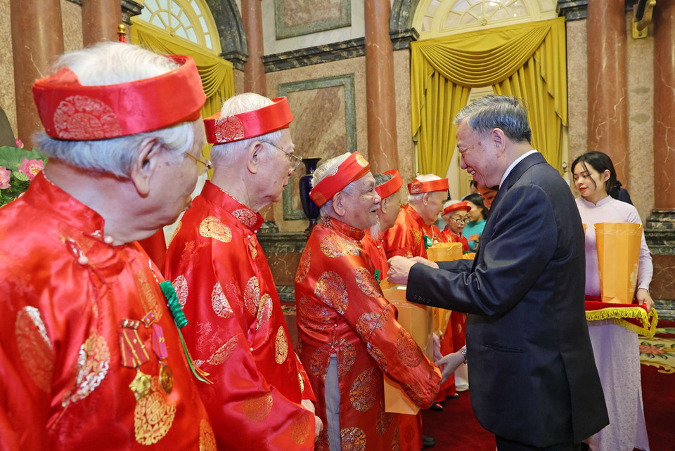 Chủ tịch nước Tô Lâm tặng quà cho các đại biểu. (Ảnh: Nhan Sáng/TTXVN)