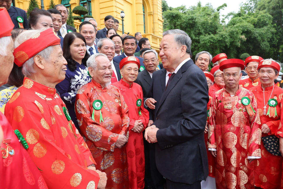 Chủ tịch nước Tô Lâm trò chuyện với người cao tuổi tiêu biểu. (Ảnh: Nhan Sáng/TTXVN)