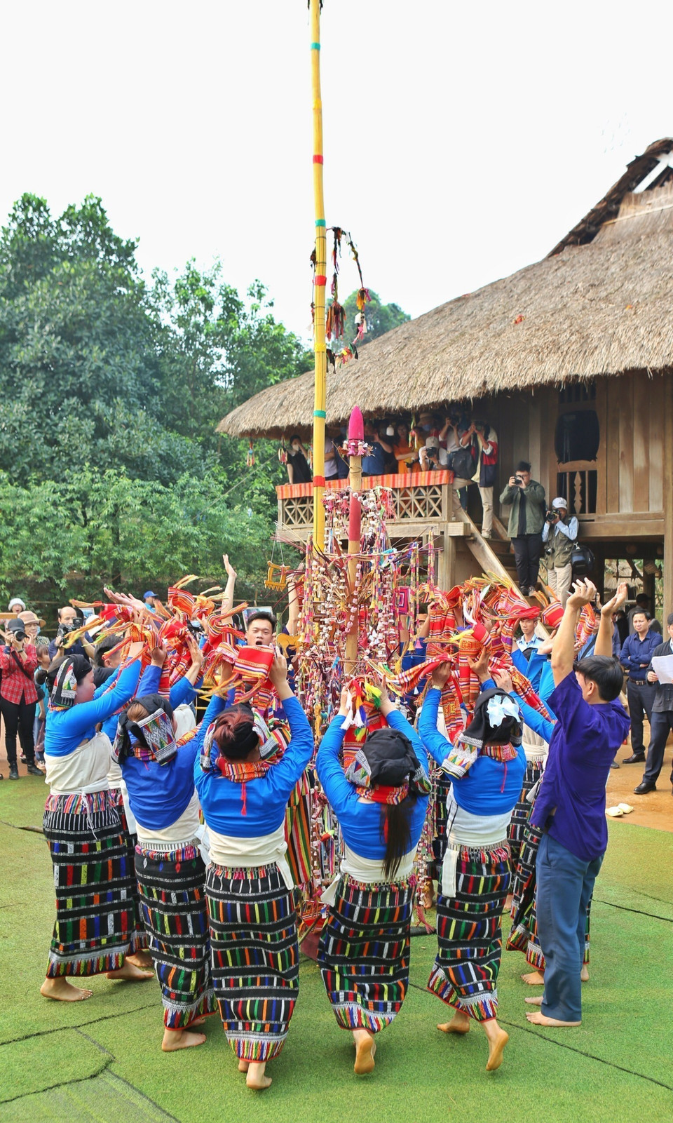 Tiết mục múa mừng Lễ hội Chá Mùn của đồng bào Thái, tỉnh Thanh Hóa. (Ảnh: Lê Thuỳ Dương/TTXVN phát)