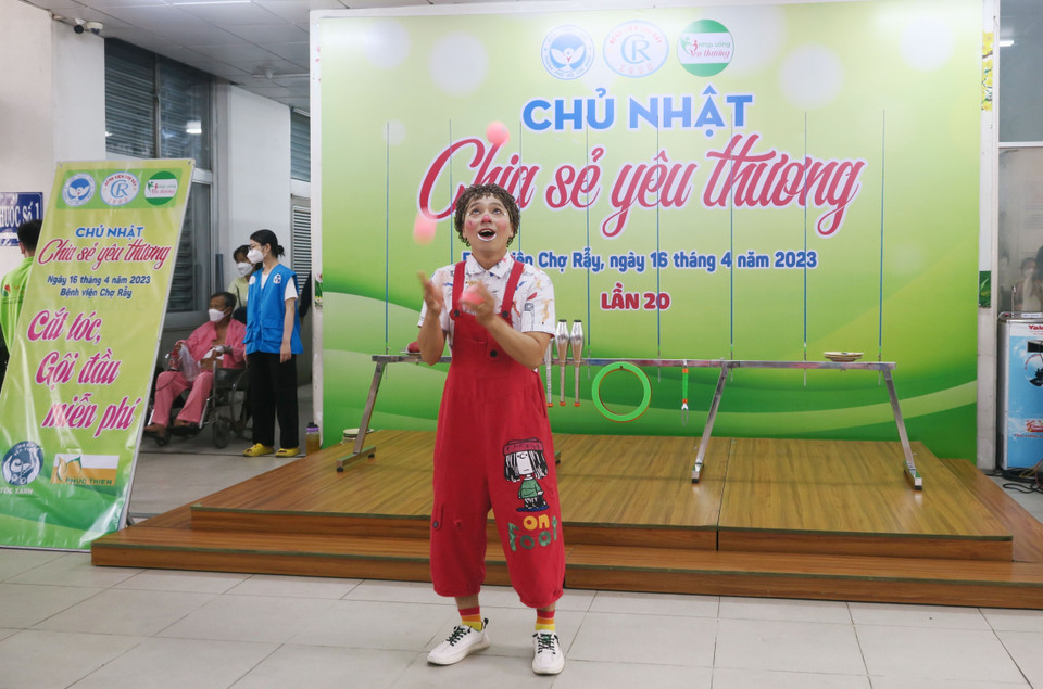 Biểu diễn xiếc tại Chương trình “Chủ nhật chia sẻ yêu thương.” (Ảnh: Đinh Hằng/TTXVN)