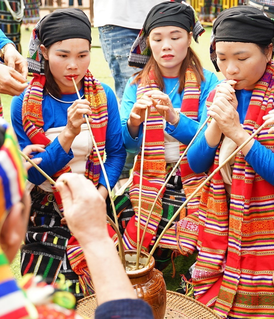 Phong tục uống rượu cần là một phần quan trọng trong các lễ hội của đồng bào dân tộc Thái. (Ảnh: Khánh Hòa/TTXVN)