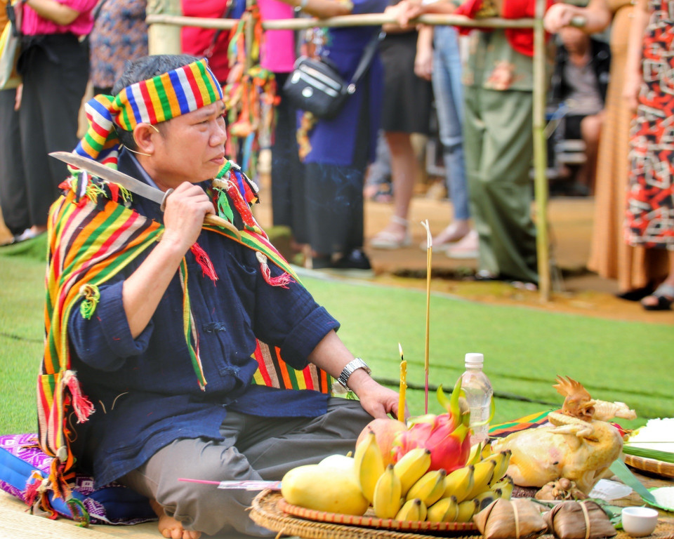 Thầy cúng làm lễ cầu các thần linh phù hộ, xua đuổi tà ma, ác quỷ, cầu cho mưa thuận gió hòa, phù hộ cho dân bản được bình yên mạnh khỏe, đem đến no ấm và hạnh phúc cho muôn nhà. (Ảnh: Tuấn Đức/TTXVN)