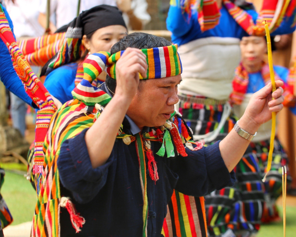 Thầy cúng tiến hành làm lễ. (Ảnh: Tuấn Đức/TTXVN)