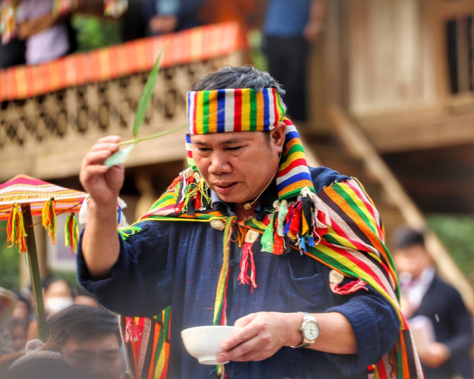 Thầy cúng ban lộc và phát thuốc cho mọi người. (Ảnh: Tuấn Đức/TTXVN)