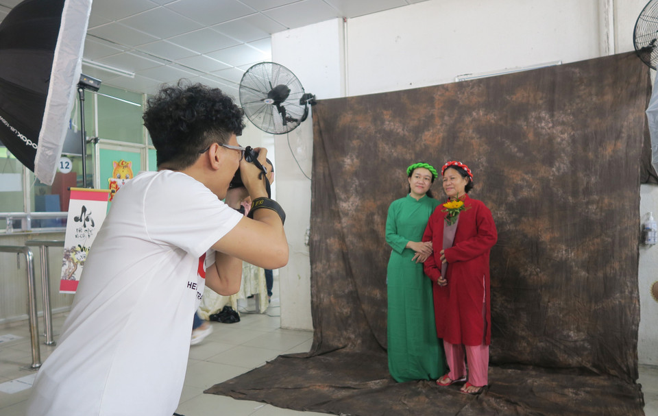 Trang điểm, chụp hình cho bệnh nhân tại Chương trình “Chủ nhật chia sẻ yêu thương.” (Ảnh: Đinh Hằng/TTXVN)