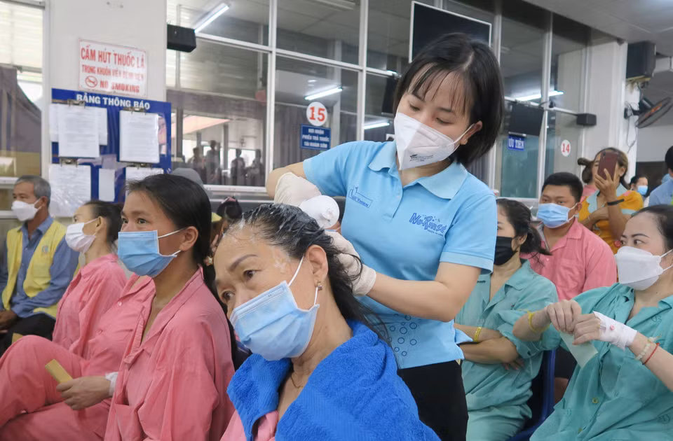 Qua 19 lần tổ chức, Chương trình “Chủ nhật chia sẻ yêu thương” đã phục vụ cắt tóc, gội đầu miễn phí cho 3.973 lượt người bệnh, thân nhân. (Ảnh: Đinh Hằng/TTXVN)