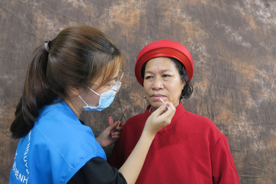 Trang điểm, chụp hình cho bệnh nhân tại Chương trình “Chủ nhật chia sẻ yêu thương.” (Ảnh: Đinh Hằng/TTXVN)