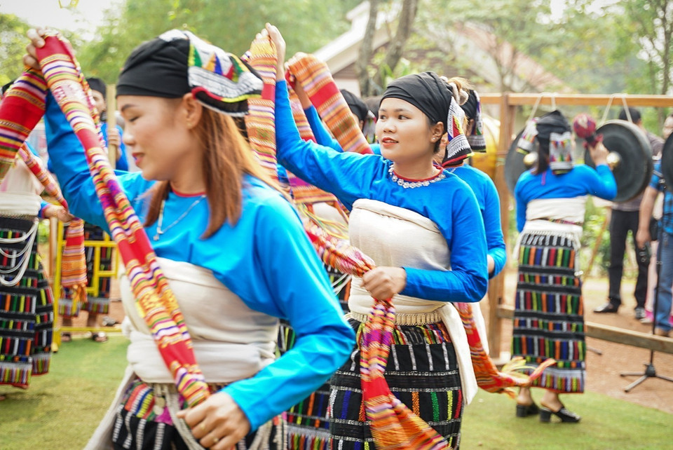 Tiết mục múa khăn. (Ảnh: Khánh Hòa/TTXVN)