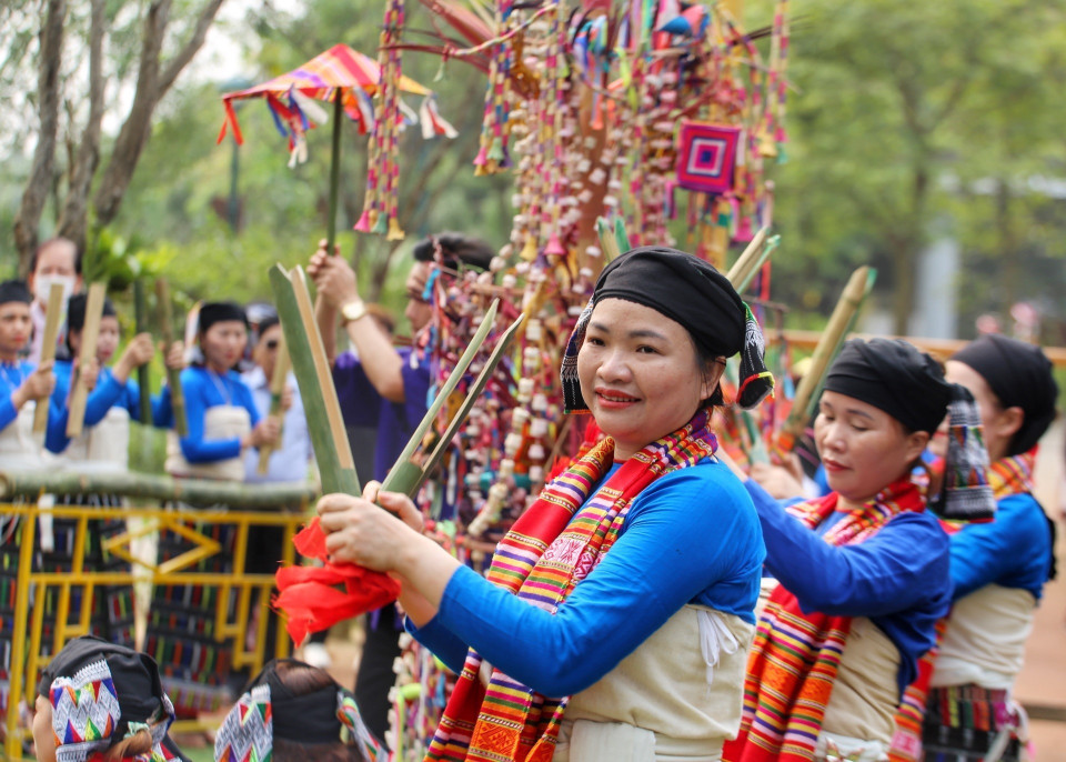 Tiết mục múa mừng Lễ hội Chá Mùn. (Ảnh: Tuấn Đức/TTXVN)