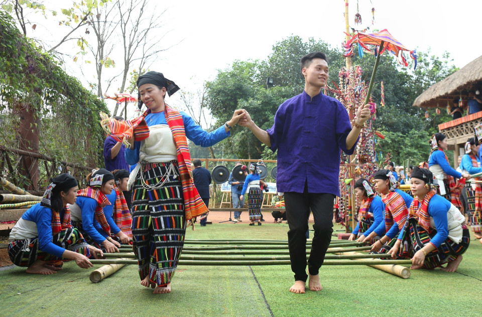 Tiết mục nhảy sạp của đồng bào Thái, tỉnh Thanh Hóa. (Ảnh: Lê Thuỳ Dương/TTXVN phát)