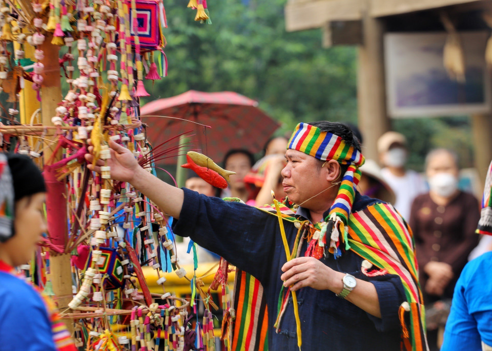 Thầy cúng làm lễ cầu các thần linh. (Ảnh: Tuấn Đức/TTXVN)