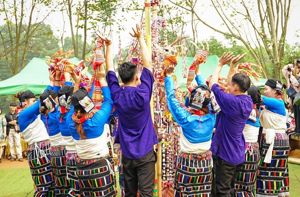 Nam thanh nữ tú múa mừng lễ hội. (Ảnh: Khánh Hòa/TTXVN)