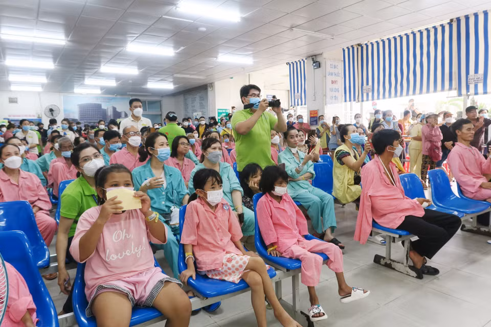 Qua 19 lần tổ chức, Chương trình “Chủ nhật chia sẻ yêu thương” đã phục vụ cắt tóc, gội đầu miễn phí cho 3.973 lượt người bệnh, thân nhân, cung cấp 2.290 suất ăn miễn phí, tặng 143 phần quà, 1.110 tranh chữ thư pháp và chụp ảnh chân dung cho 579 người bệnh. (Ảnh: Đinh Hằng/TTXVN)