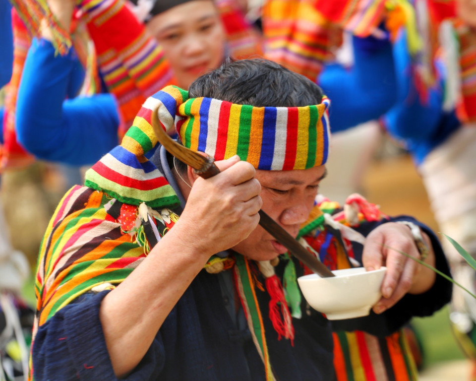 Một bước trong lễ cầu của thầy cúng. (Ảnh: Tuấn Đức/TTXVN)